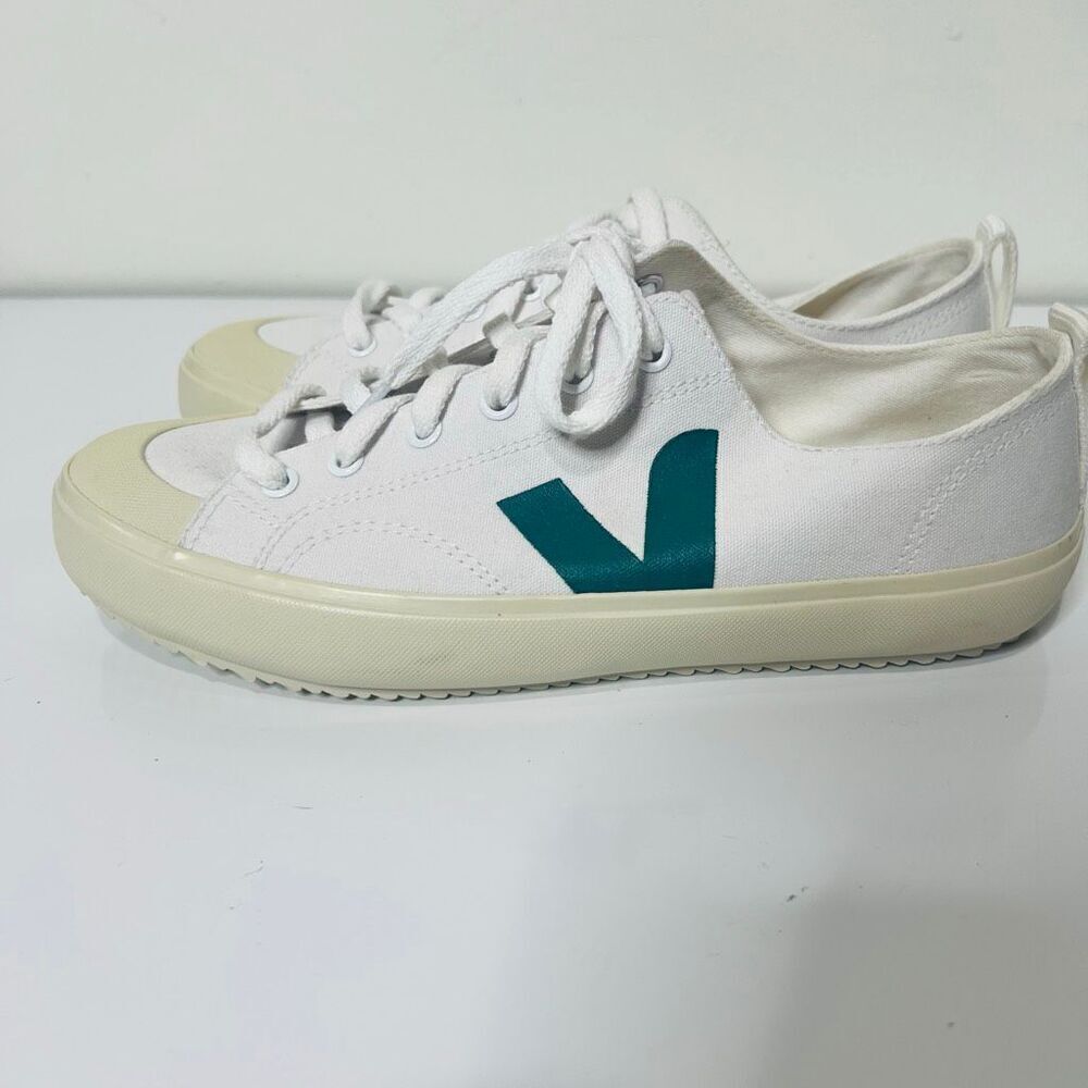 Veja Nova Logo Sneakers Green White Sz 10 small stain NEW